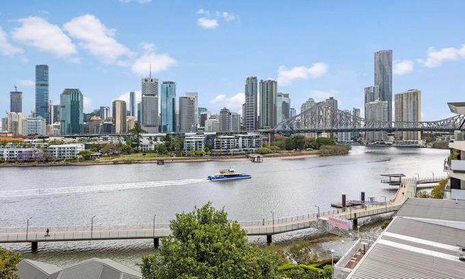 Kangaroo Point Apartment | Wow! ~ Skyline City, Water + Story Bridge Views