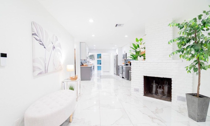 Southwest House | WPB Elegant 5BR with Hot Tub and Fire Pit Near Beach