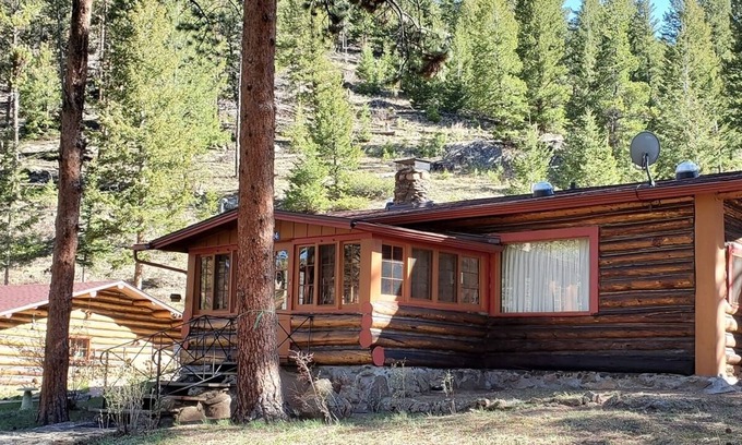 Estes Park House | Wranglers Cabin- Historical Log Cabin Nestled on Fall River!
