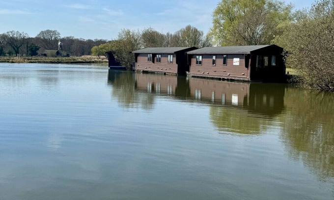 Smallburgh Boat Rental | Wroxham Broads Lodge Houseboat