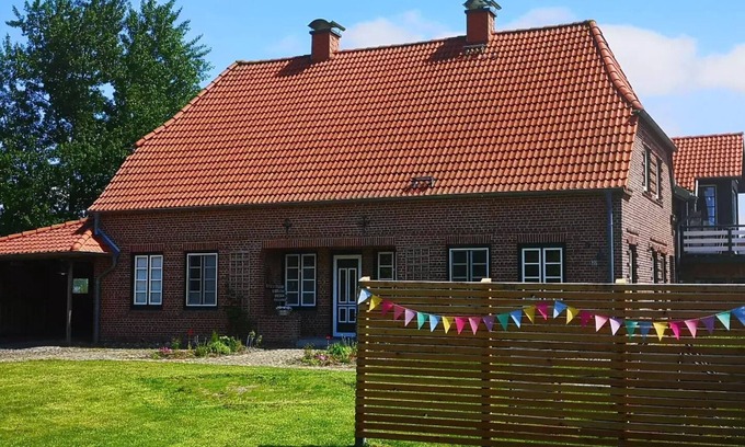 Epenwohrden Apartment | Wunderschöne Ferienwohnung mit Kamin und Großem Garten an der Nordsee