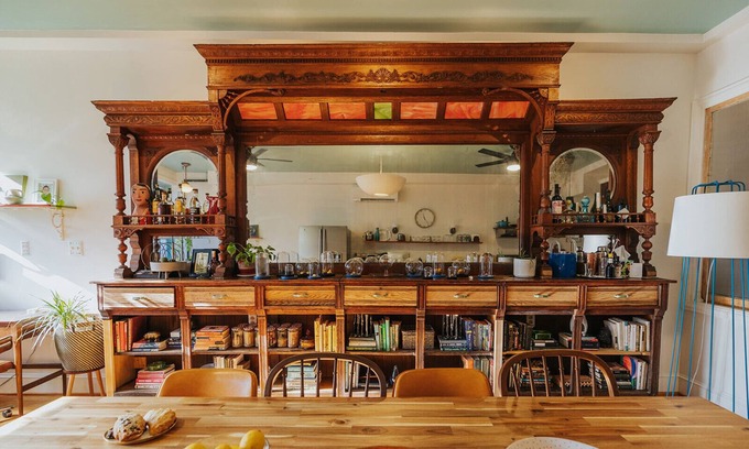 Fells Point House | Wyatt's Saloon | Guest House 2