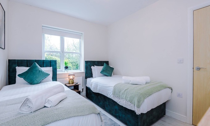 Wythenshawe House | XL 3 Bed house | Free Parking | Sleeps 8