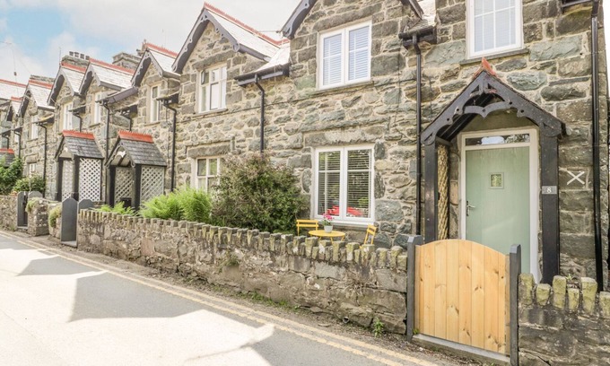 Llanbedr House | Y BWTHYN, pet friendly, character holiday cottage in Llanbedr