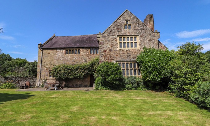 Pontblyddyn House | Y FFERM, pet friendly, character holiday cottage in Pontblyddyn