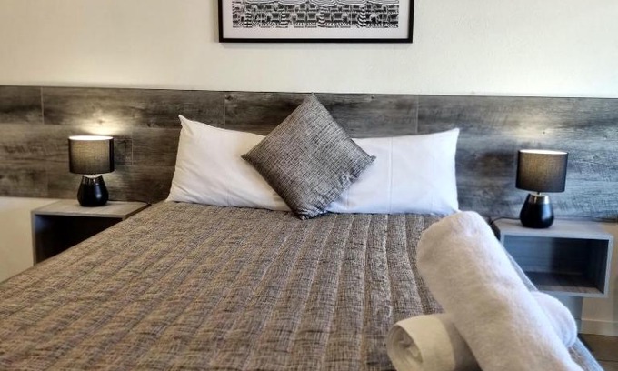 Monkland Hotel | Y Motels Gympie