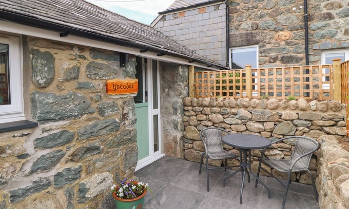 Dyffryn Ardudwy Cottage | Y STABL, pet friendly, character holiday cottage in Dyffryn Ardudwy