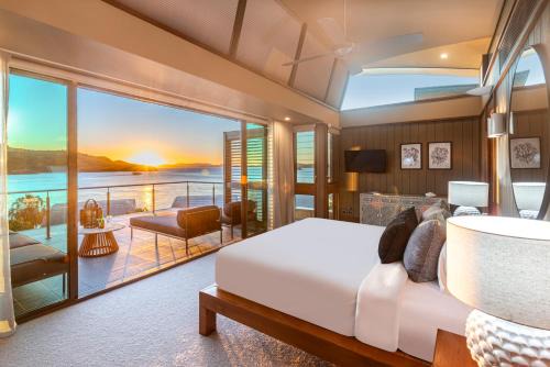Hamilton Island Villa | Yacht Club 33 Serenity House Ocean Views 2 Buggies