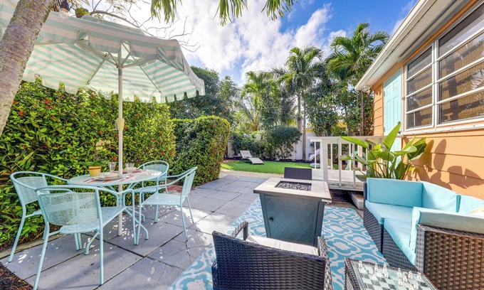 Lake Worth Cottage | Yard & Hot Tub: Historic Lake Worth Cottage!