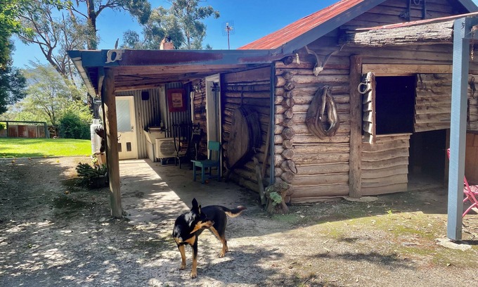 Yarra Junction Cabin | Yarra Valley log cabin