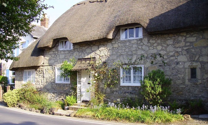 Niton Cottage | Ye Olde Cottage - a cottage that sleeps 6 guests in 3 bedrooms