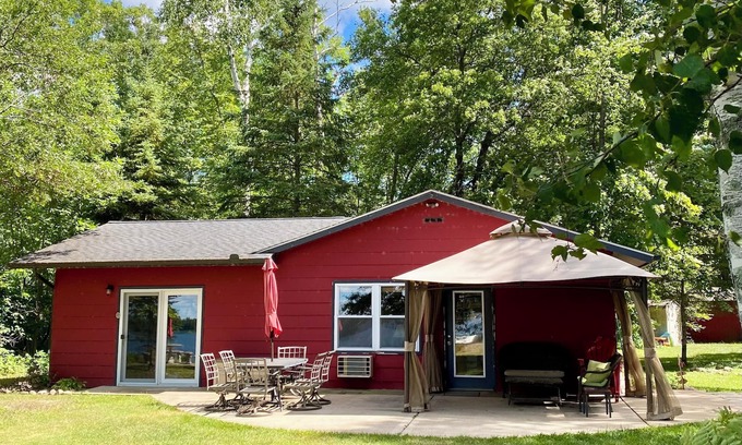 Ironton Cabin | YEAR-ROUND Private, Cozy Lakeside Cabin. Beautiful Views, 2 Boats, Kayak & Canoe