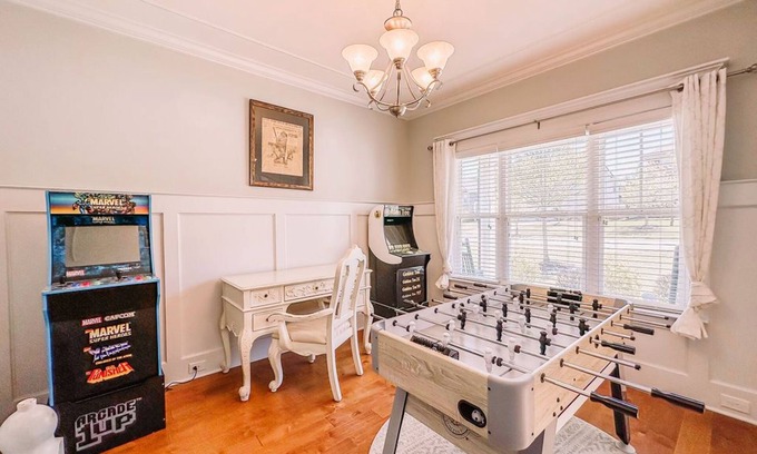 Evans House | Year Round Rental! Awesome Entertainment, 4 Bedroom-2 King 2 Queen, Pet Friendly