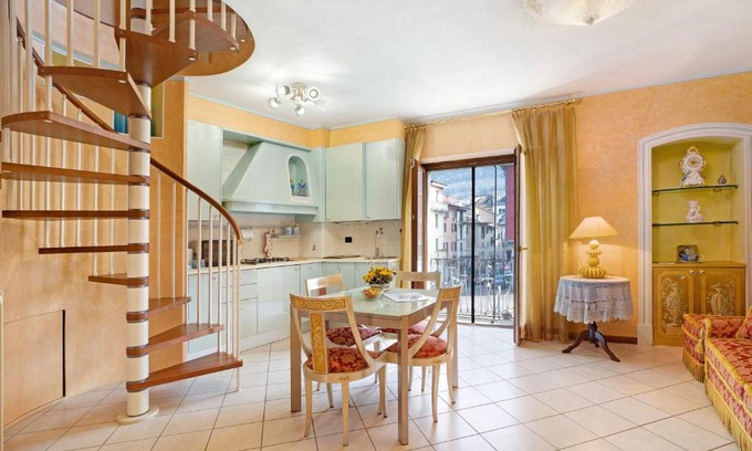 Omegna Apartment | Yellow House
