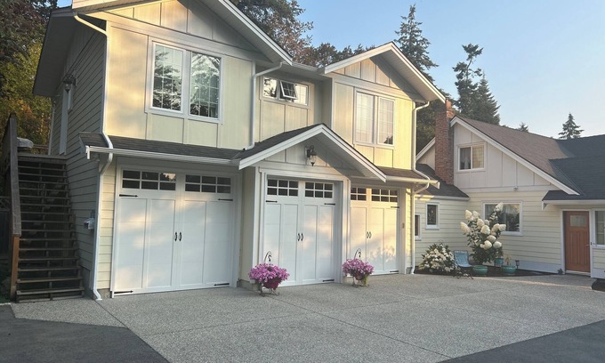View Royal House | Yellow House Living - 2 bedroom Carriage House