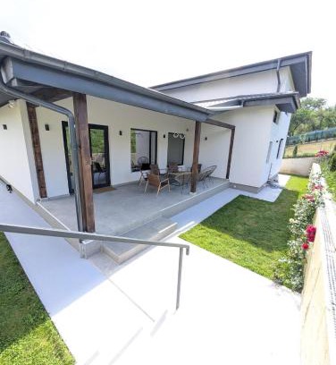 Comarnic Villa | Yellow House