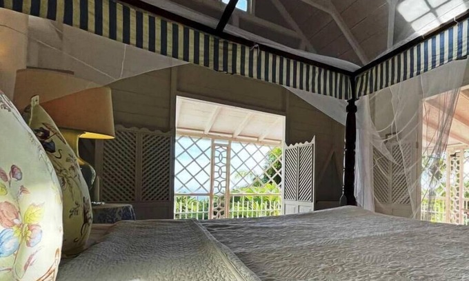 Pond Hill Cottage | Yellow Manor House