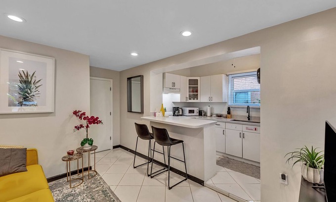 Parkside Condo | YELLOW SUNSHINE DREAM