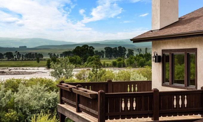 Livingston House | Yellowstone Manor:Livingston
