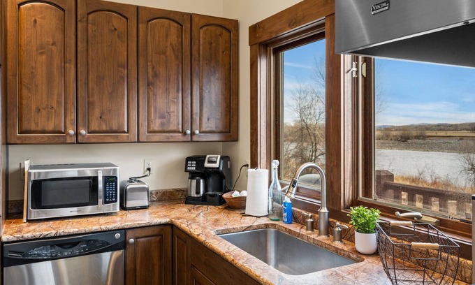 Livingston House | Yellowstone Manor:Livingston