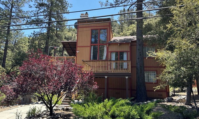 Pine Mountain Club Cabin | Yellowstone Cabin Retreat/3 BR Retreat w/Stunning Deck Views
