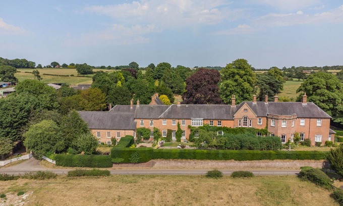 Hulland Ward Cottage | YEW TREE NOOK, family friendly, with hot tub in Ashbourne