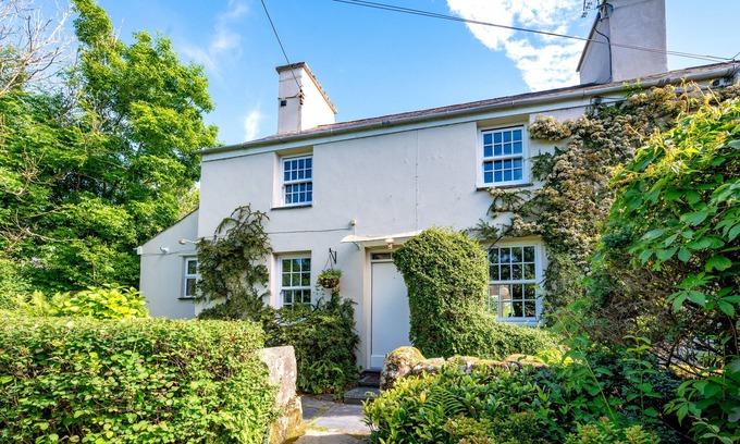 Garndolbenmaen House | Ynys Pandy - Four Bedroom House, Sleeps 8
