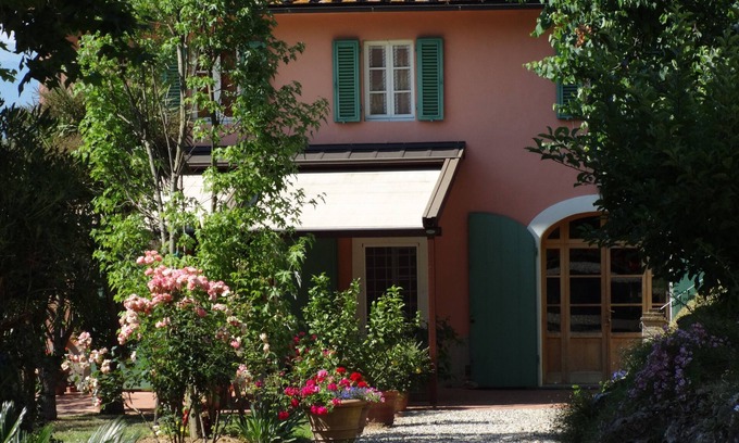 Vicopelago Cottage | Yorkie Cottage in Lucca in the grounds of a historic house
