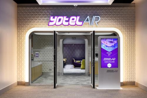Le Mesnil-Amelot Hotel | YOTELAIR Paris CDG - Transit Hotel - Terminal 2E