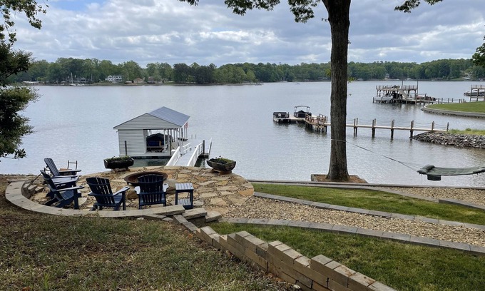 Mayhew House | You're on Lake Time!nEnjoy Lake Norman at our lakefront cottage - sleeps 8