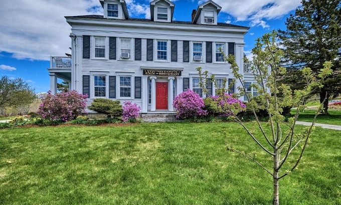 Camden Bed & Breakfast | Youngtown Inn