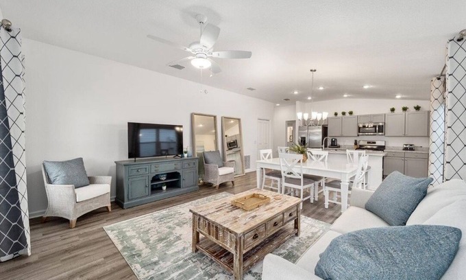 Okahumpka House | Your 2BR Escape: Golf, Games, and Getaways