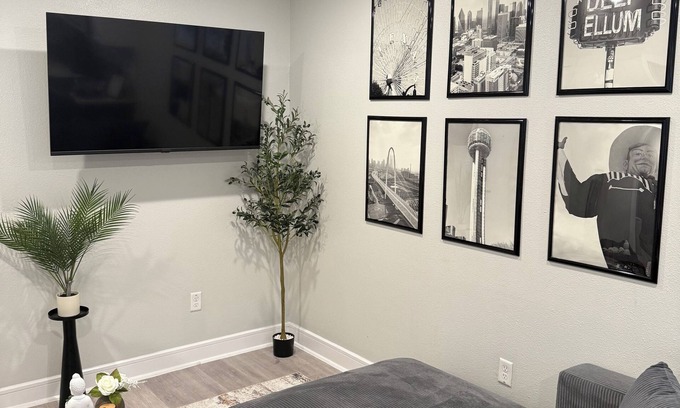 Old East Dallas Apartment | Your Downtown Dallas Escape: Cozy 1BDR 1BA Steps from Attractions!