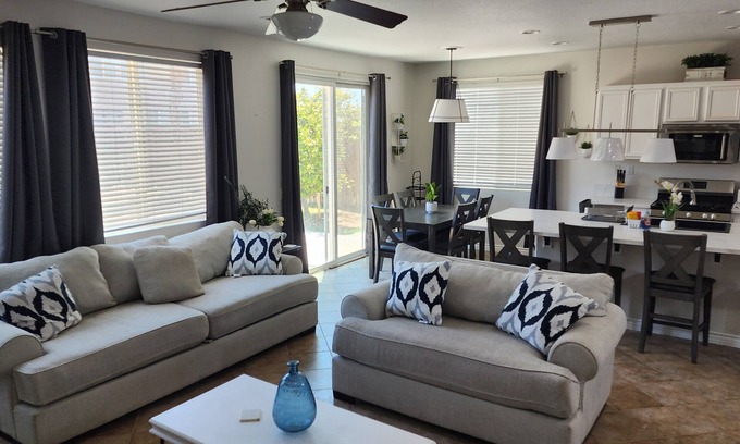 El Centro House | Your Dream 5 BR Getaway -Sleeps 12+-Great Location