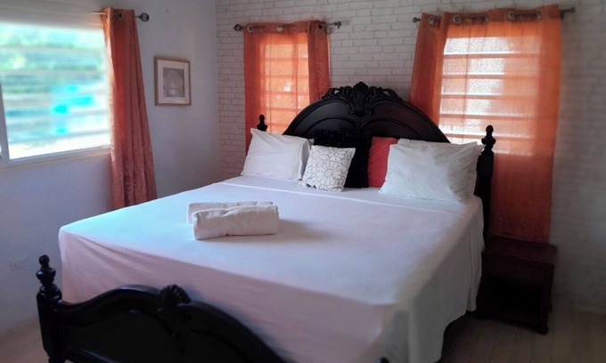 The Valley House | Your Dream Home Awaits: 3-Bedroom Retreat, Close to Everything
