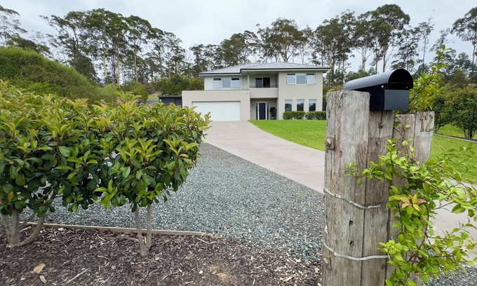North Batemans Bay House | Your Family Retreat Awaits -Spacious home Sleeps 8 (Up to 11 Upon Request)