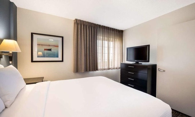 East Congress House | Your Home Away From Home! Short Drive to McKinney Falls State Park, Pet-Friendly