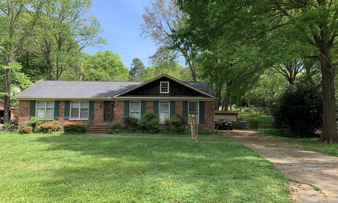 Charlotte House | Your Ideal Short-Term Stay in a Luxurious, Fully Furnished Executive Home