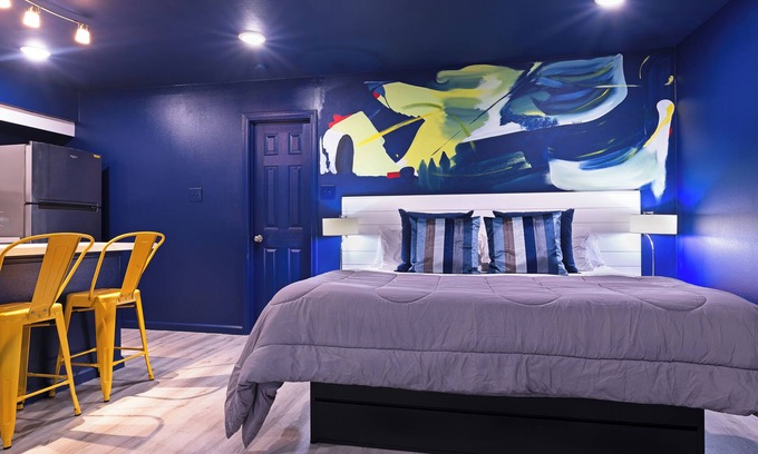 Hyde Park Apartment | Your Montrose Studios! Sleeps 26/13BR/13BA/13PA