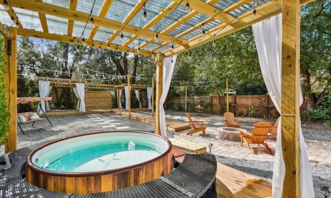 Avondale House | YOUR OWN HOTTUB, close to Jags 🏟, spectacular yard, immaculate, pets ok