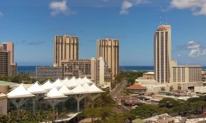 McCully - Moiliili Condo | Your own Treasure close to the Beach, shopping and centrally located.