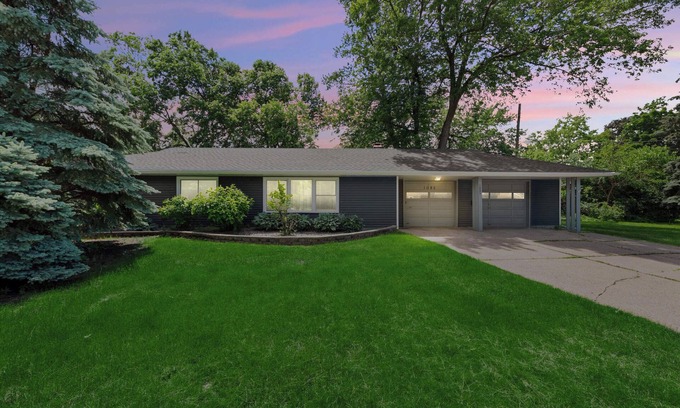 Highland House | ♥ Your Private Retro Retreat - Unbeatable Location. Mega Mall, Airport, River ♥
