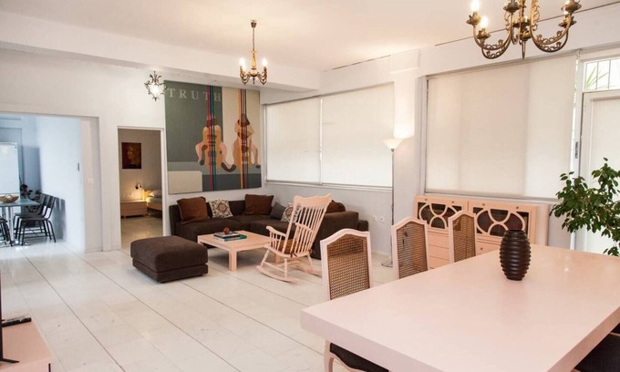 Ilioupoli Apartment | Ypsilon IconicAthensHome next to Mount Hymettus National Park