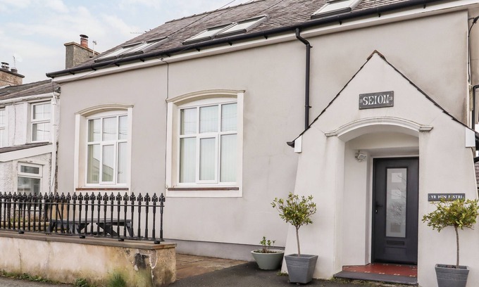 Brynrefail Cottage | YR HEN FESTRI, family friendly, luxury holiday cottage in Y Felinheli