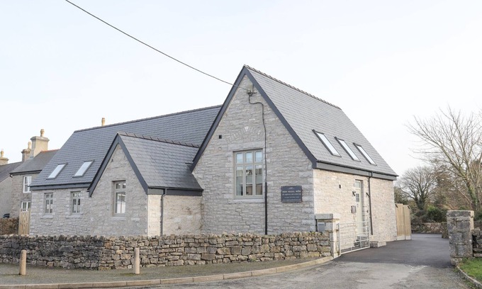 Tyn-y-Gongl House | YSGOL FAWR (BIG SCHOOL), pet friendly, with a garden in Benllech
