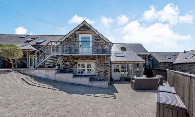 Newcastle Emlyn Cottage | YSGUBOR ISAF, pet friendly, with a garden in Newcastle Emlyn