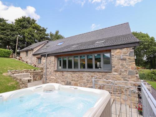 Clawdd-newydd House | Ysgubor Tyddyn Isaf