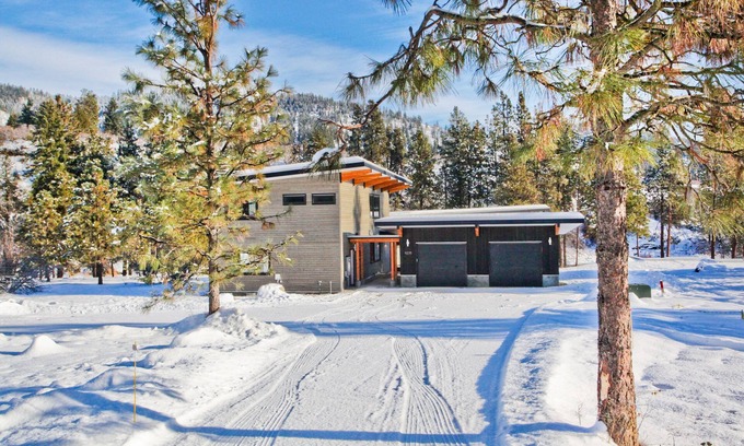 Leavenworth House | ZayLy Lodge: modern home with hot tub river views