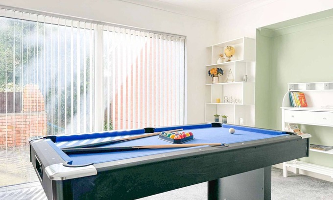 Birmingham House | Zen 8-Bedroom Den in Edgbaston