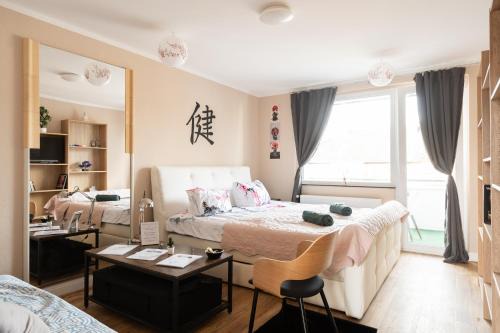 Neudorf-Nord Apartment | - Zen Haven Luxurious 3-Room Japanese-Themed Apartment with King-Size Beds, Balcony, Bamboo Accents, Entertainment Galore & Private Parking - Near Airport & Train Station -